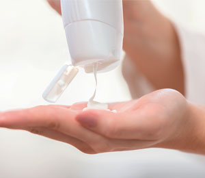 シアバター配合保湿ボディミルク 280ml 使用イメージ2
