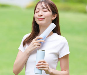 One-Push Ice Pack Bottle ISU HIEPOKA Usage image1