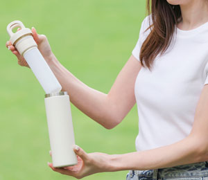 One-Push Ice Pack Bottle ISU HIEPOKA Usage image