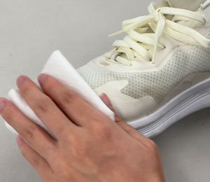 スニーカークリーナーシート 10枚入 使用イメージ